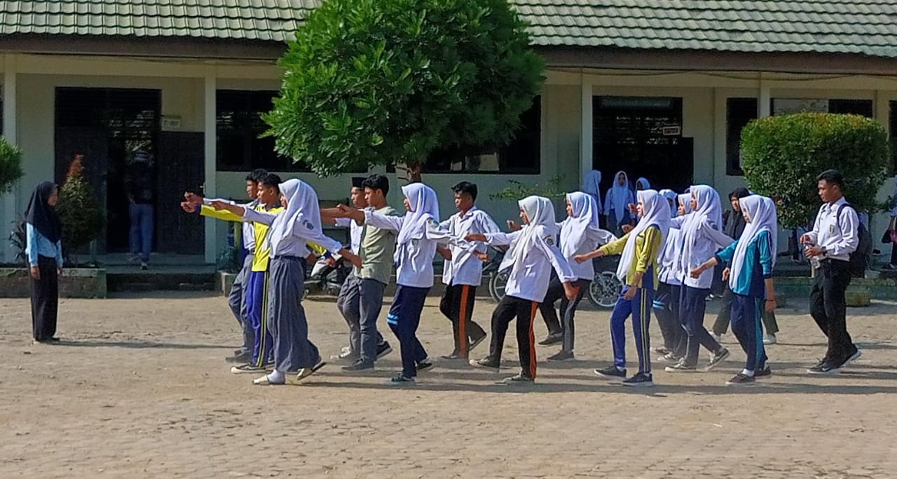Anggota Paskibraka MAN 1 Muaro Jambi Latihan Rutin