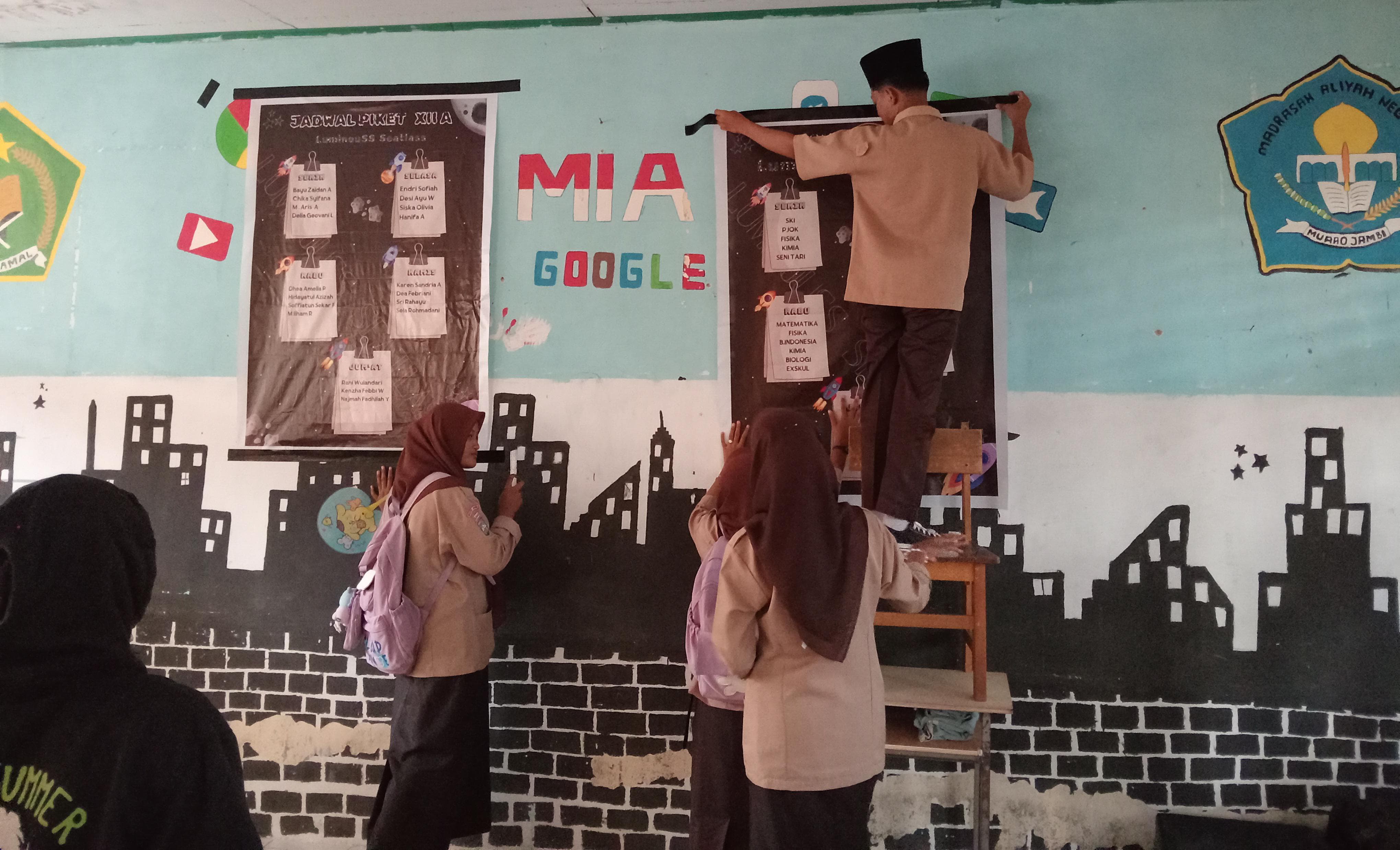 Pemasangan Perangkat Kelas di Kelas XII A