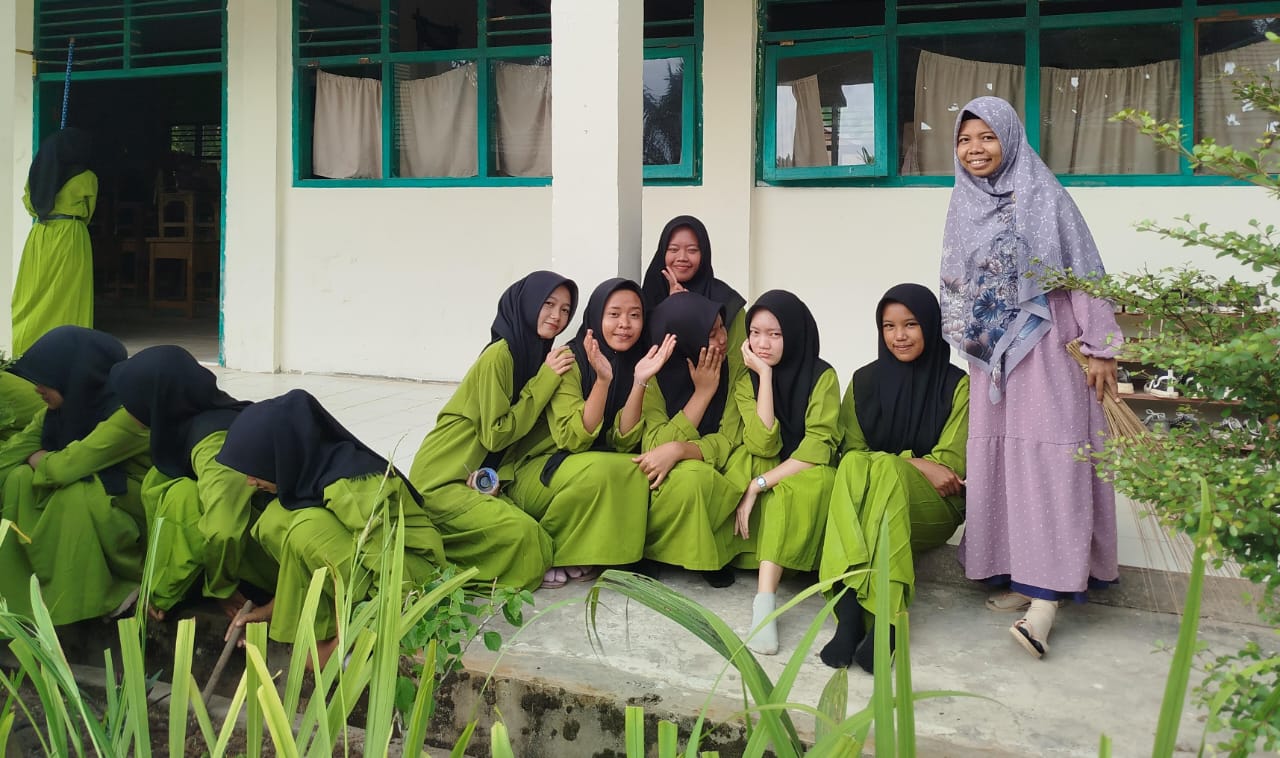 Kamad : Piket Memantau Kebersihan & KBM Semester Ganjil T.P 2024/2025 Emban Tanggung Jawab