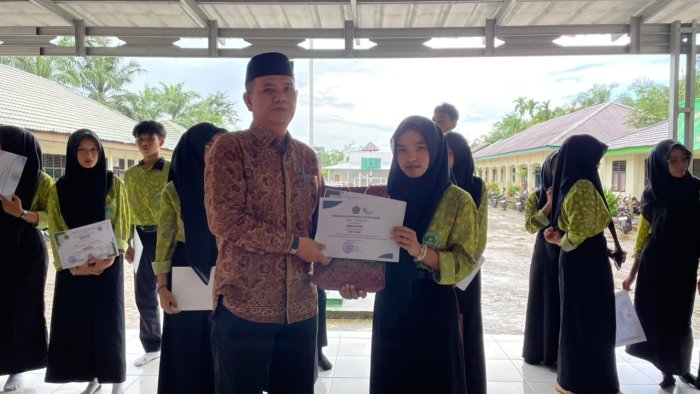 Ririn Aryani Raih Juara Umum, Persembahkan Prestasi untuk Sang Ibu Ririn Aryani Raih Juara Umum, Persembahkan Prestasi untuk Sang Ibu