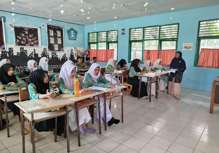 Semangat Hari Santri, Wali Kelas MAN 1 Muaro Jambi Giat Beri Motivasi ke Siswa