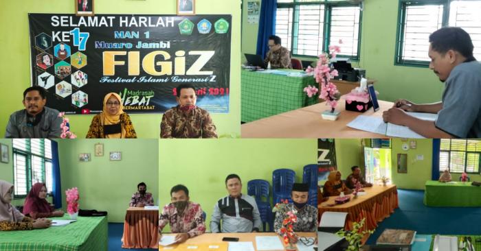 Para Dewan Juri Melakukan Penilaian Karya Lomba Para Dewan Juri Melakukan Penilaian Karya Lomba