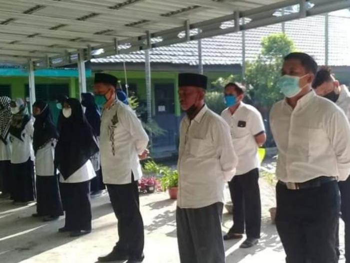 Kepala MAN 1 Muaro Jambi Pimpin Apel Pagi Awal Bulan Kepala MAN 1 Muaro Jambi Pimpin Apel Pagi Awal Bulan