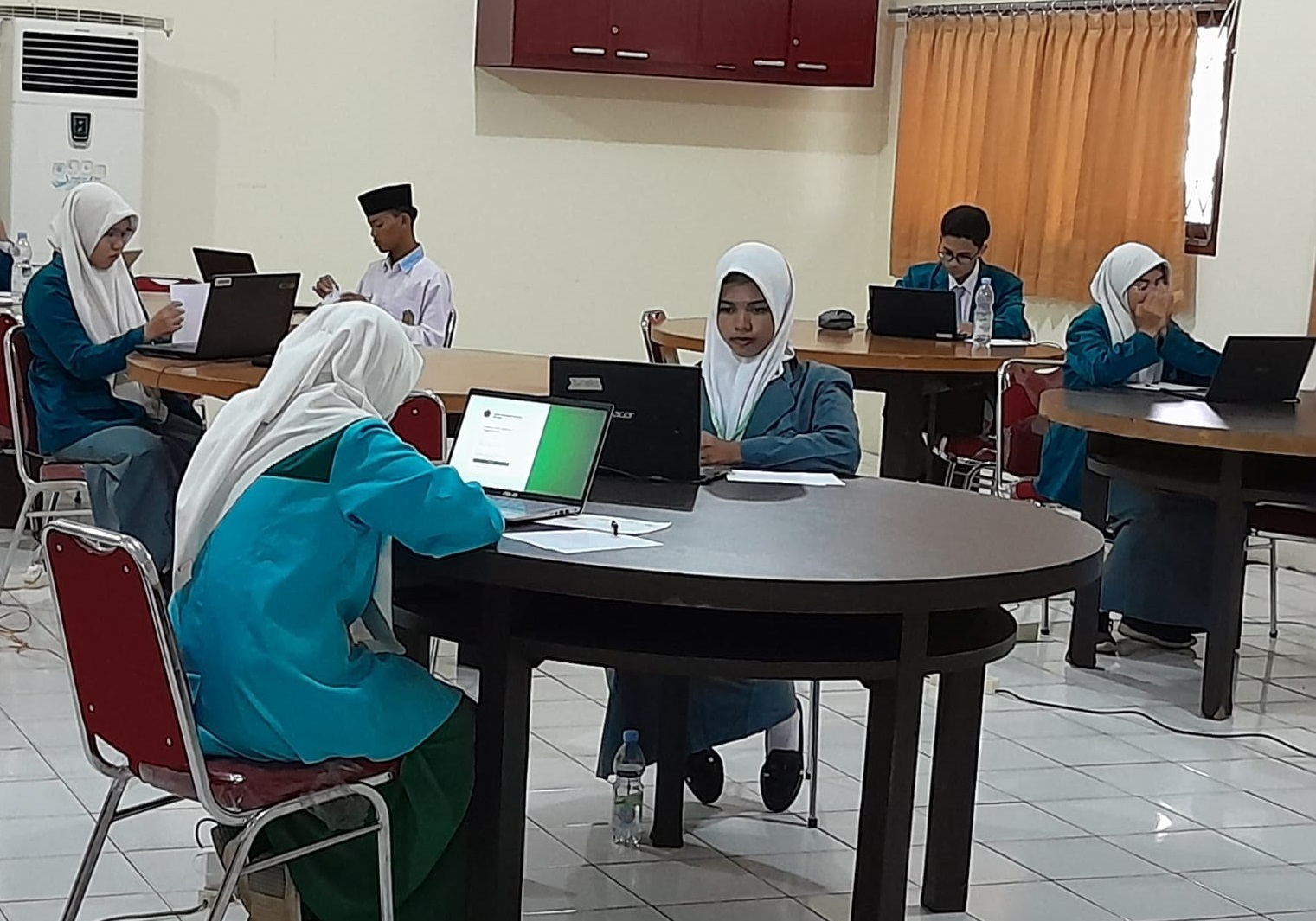 Guru Pembina dan Wakil Kepala Bidang Kurikulum Turut Serta Memberikan Dukungan