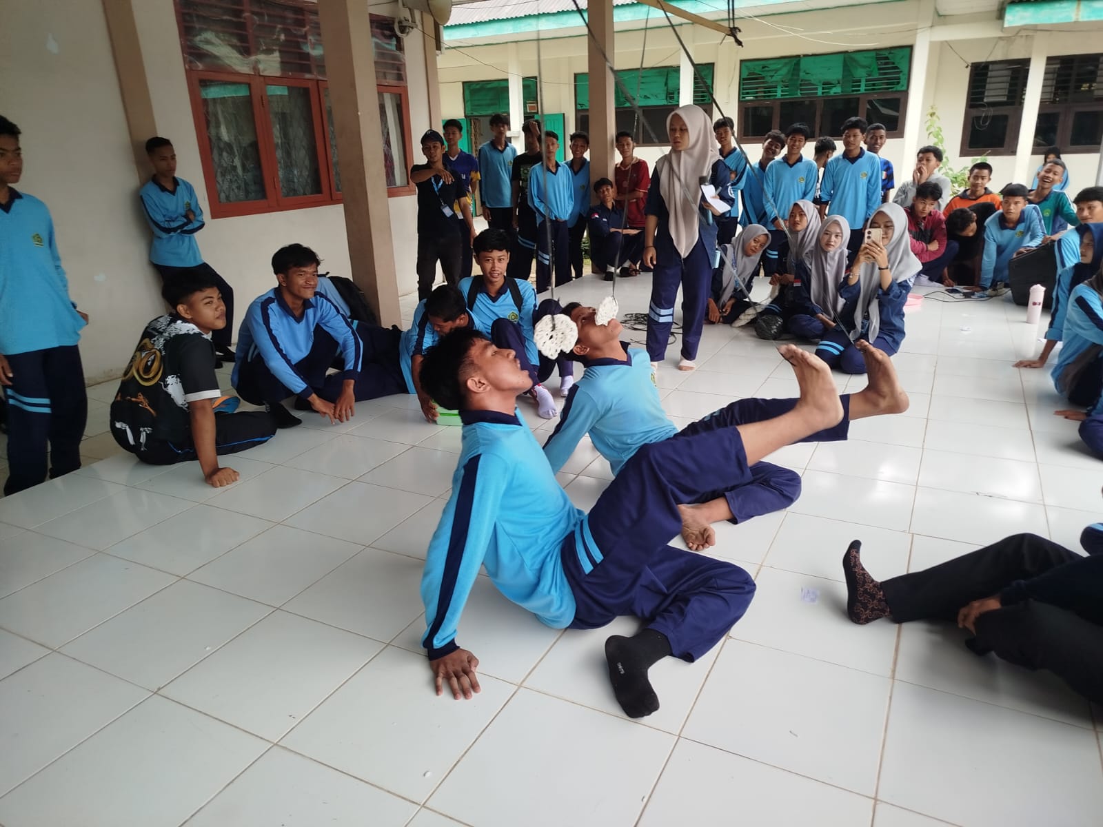 Lomba Makan Kerupuk  di MAN 1 Muaro Jambi