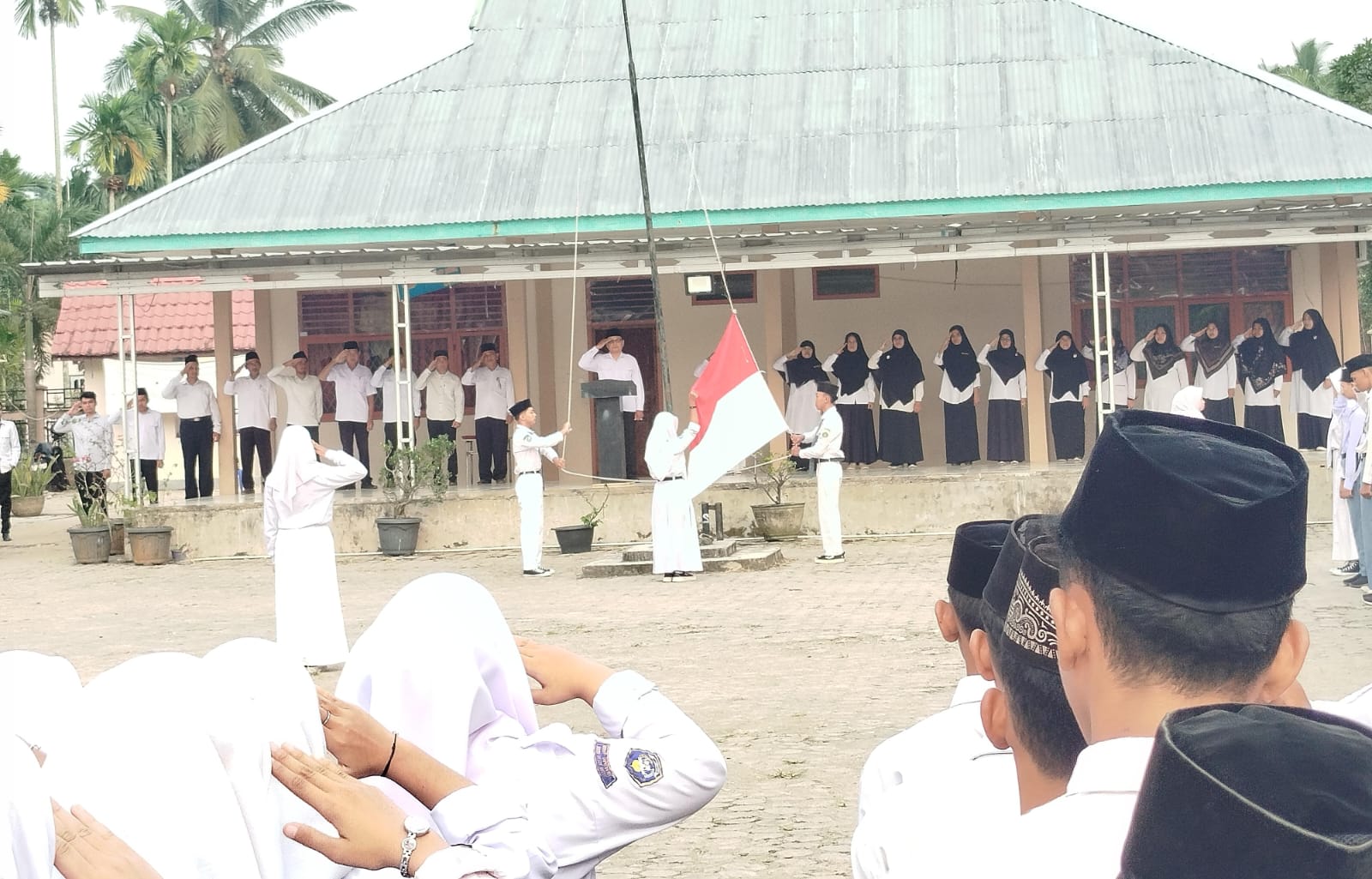 Pembina Upacara : Kedisiplinan Kunci Kesuksesan Pembina Upacara : Kedisiplinan Kunci Kesuksesan