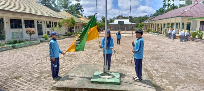 Kelas XD MAN 1 Muaro Jambi Matangkan Persiapan Upacara Bendera