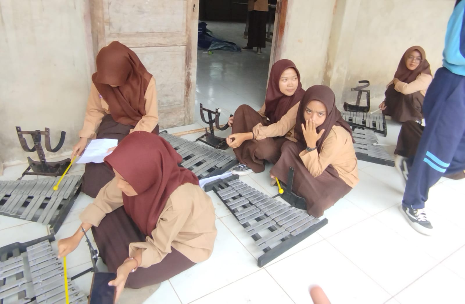 Kegiatan Ekstrakurikuler Drumband Didampingi Langsung Pembina