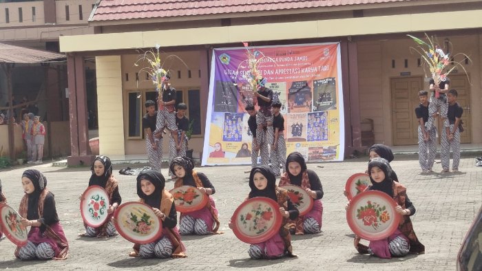 Siswa MAN 1 Muaro Jambi Manfaatkan Waktu Libur untuk Latihan Seni Sendratasik