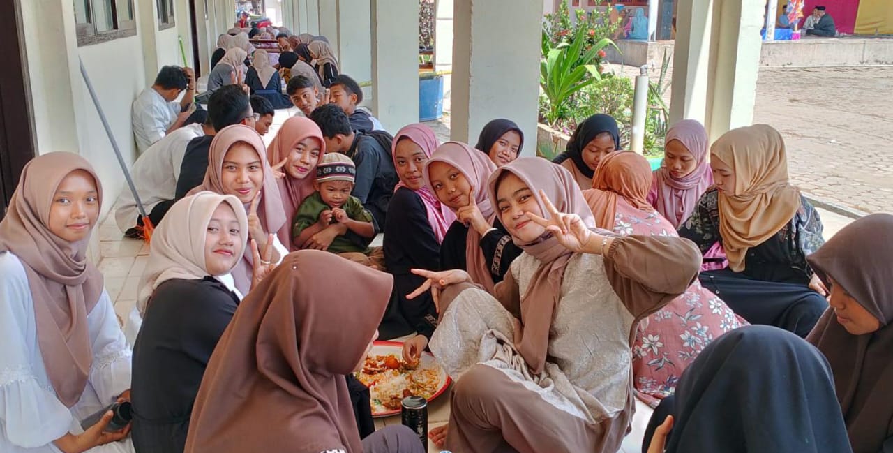 Eratkan Kebersamaan dengan Makan Bersama Eratkan Kebersamaan dengan Makan Bersama