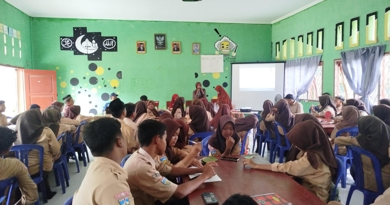 Siswa Kelas X Diajarkan Membuat Nama dan Desain Kemasan  Kuliner Sehat dan Ramah Lingkungan