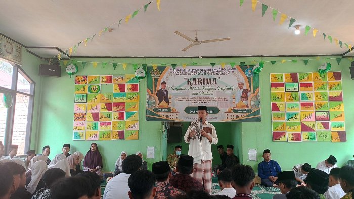 Maulid Nabi di MAN 1 Muaro Jambi Tetap Khidmat di Tengah Kabut Asap Maulid Nabi di MAN 1 Muaro Jambi Tetap Khidmat di Tengah Kabut Asap
