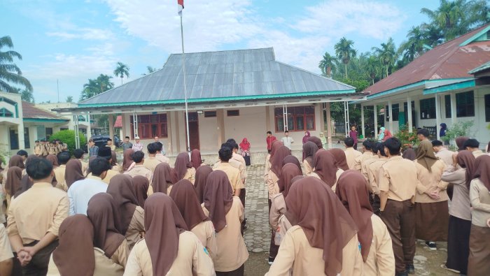 Kepala Madrasah Pimpin Gotong Royong, Lingkungan Sekolah Dibersihkan Bersama