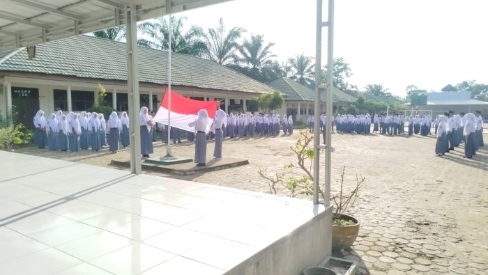 Siswa Kelas XB Tampil Percaya Diri, Sukses Jalankan Tugas Upacara