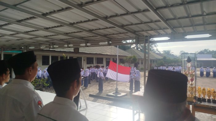 Upacara Bendera MAN 1 Muaro Jambi Berjalan Khidmat dan Tertib Upacara Bendera MAN 1 Muaro Jambi Berjalan Khidmat dan Tertib