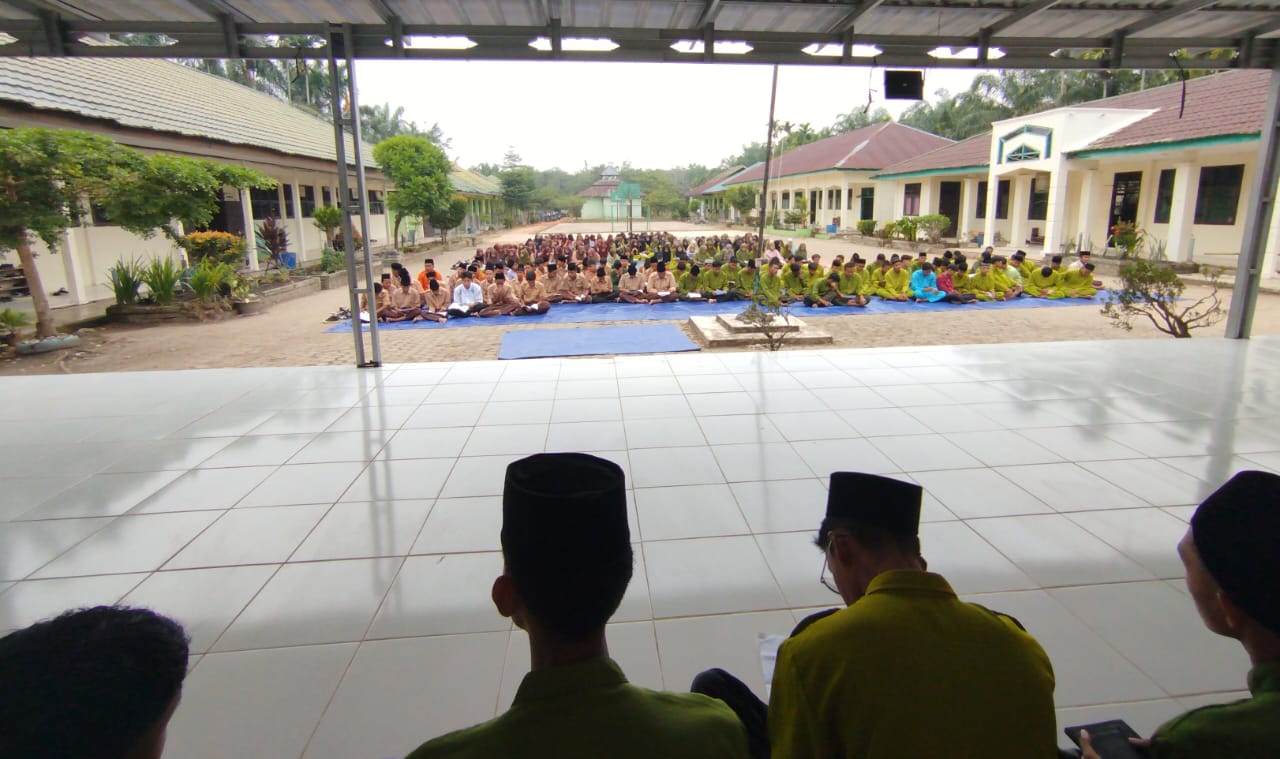 Siswa Kelas XII C Pimpin Pembacaan Surat Yasin Siswa Kelas XII C Pimpin Pembacaan Surat Yasin