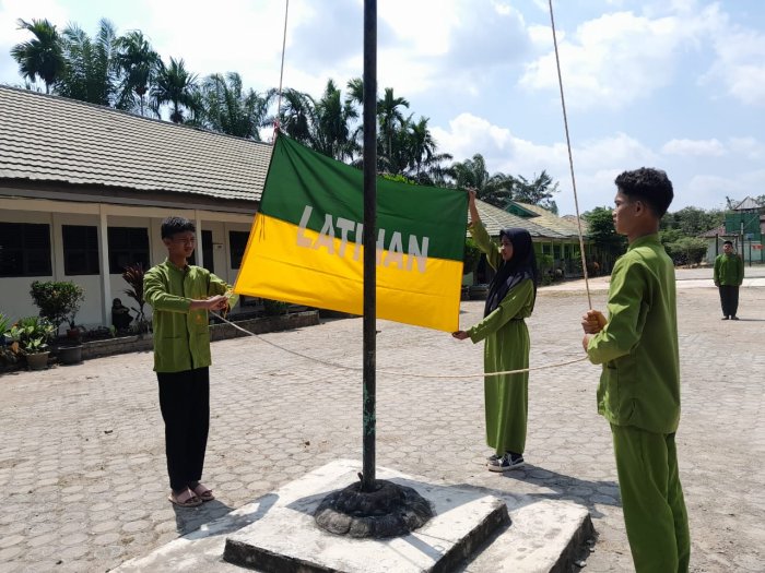 Suntaji Bimbing Intensif Siswa XII B dalam Latihan Petugas Upacara Suntaji Bimbing Intensif Siswa XII B dalam Latihan Petugas Upacara