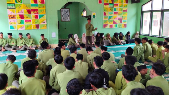 Muhadharah di Mushola Assuhada Latih Keberanian dan Public Speaking Siswa