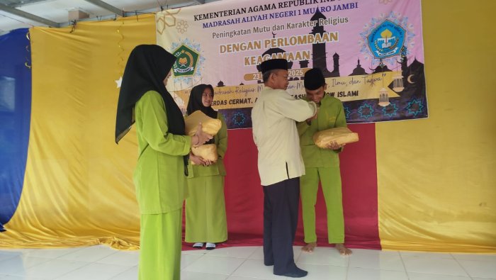 Busana Islami Warnai Peringatan Hari Santri di MAN 1 Muaro Jambi