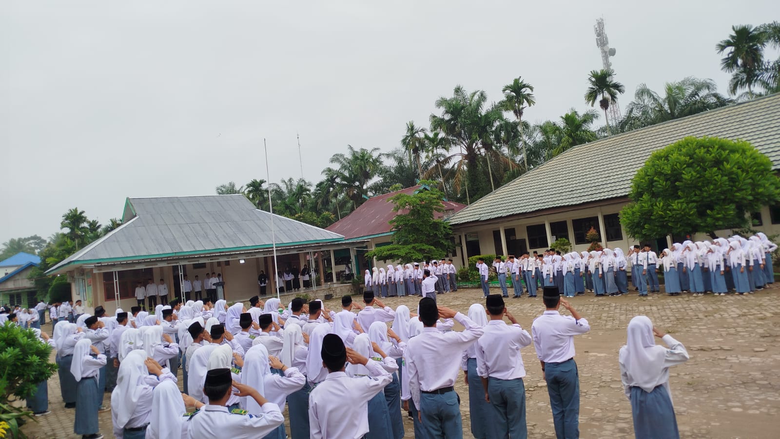 Jelang Libur Ramadhan Siswa Kelas XI A Menjadi Petugas Upacara Pengibaran Bendera