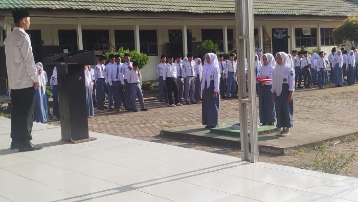 Upacara Senin Jadi Momentum Pembinaan Karakter di MAN 1 Muaro Jambi
