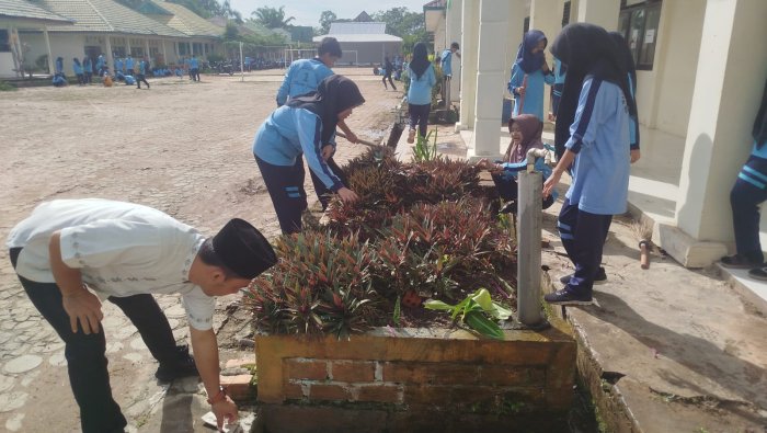 Siswa MAN 1 Muaro Jambi Gotong Royong Sambut ASAT 2026 Siswa MAN 1 Muaro Jambi Gotong Royong Sambut ASAT 2026