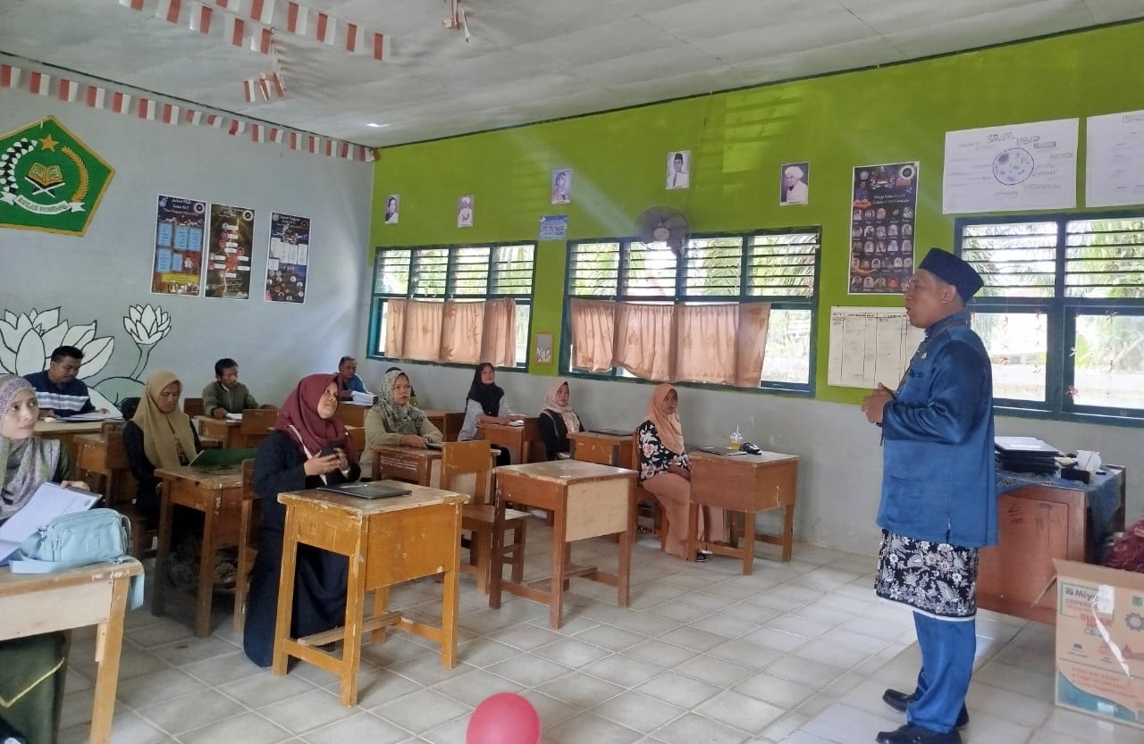 Wali Kelas XI C Berikan Arahan Kepada Orang Tua Saat Pengambilan Rapor