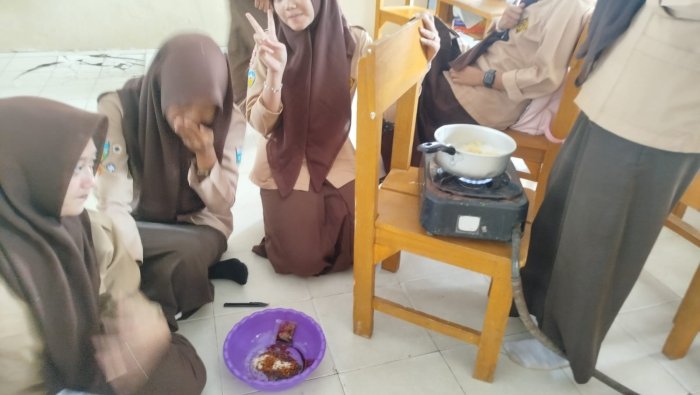 Ujian Praktik Biologi, Siswa Kelas XII A MAN 1 Muaro Jambi Olah Tape Ketan dan Yogurt