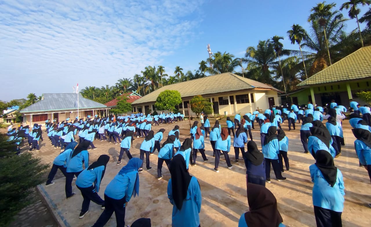 Pembiasaan Siswa MAN 1 Muaro Jambi Melaksanakan  Senam Pagi
