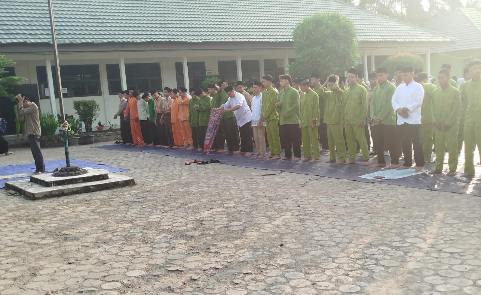 Pembina Keagamaan Pimpin Salat Dhuha Berjamaah Pembina Keagamaan Pimpin Salat Dhuha Berjamaah