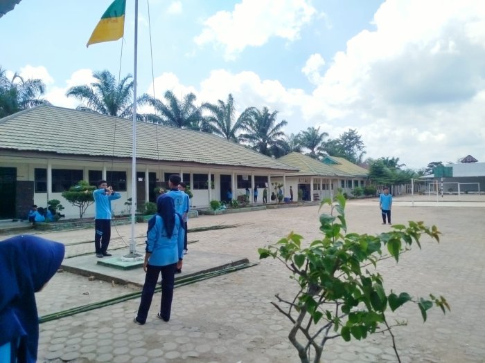 Latihan Intensif Petugas Upacara, Siswa Kelas XII B Matangkan Persiapan Tampil Maksimal Latihan Intensif Petugas Upacara, Siswa Kelas XII B Matangkan Persiapan Tampil Maksimal