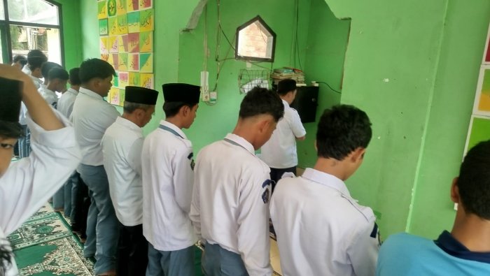 Suasana Khusyuk Warnai Salat Dzuhur di Mushola Assuhada