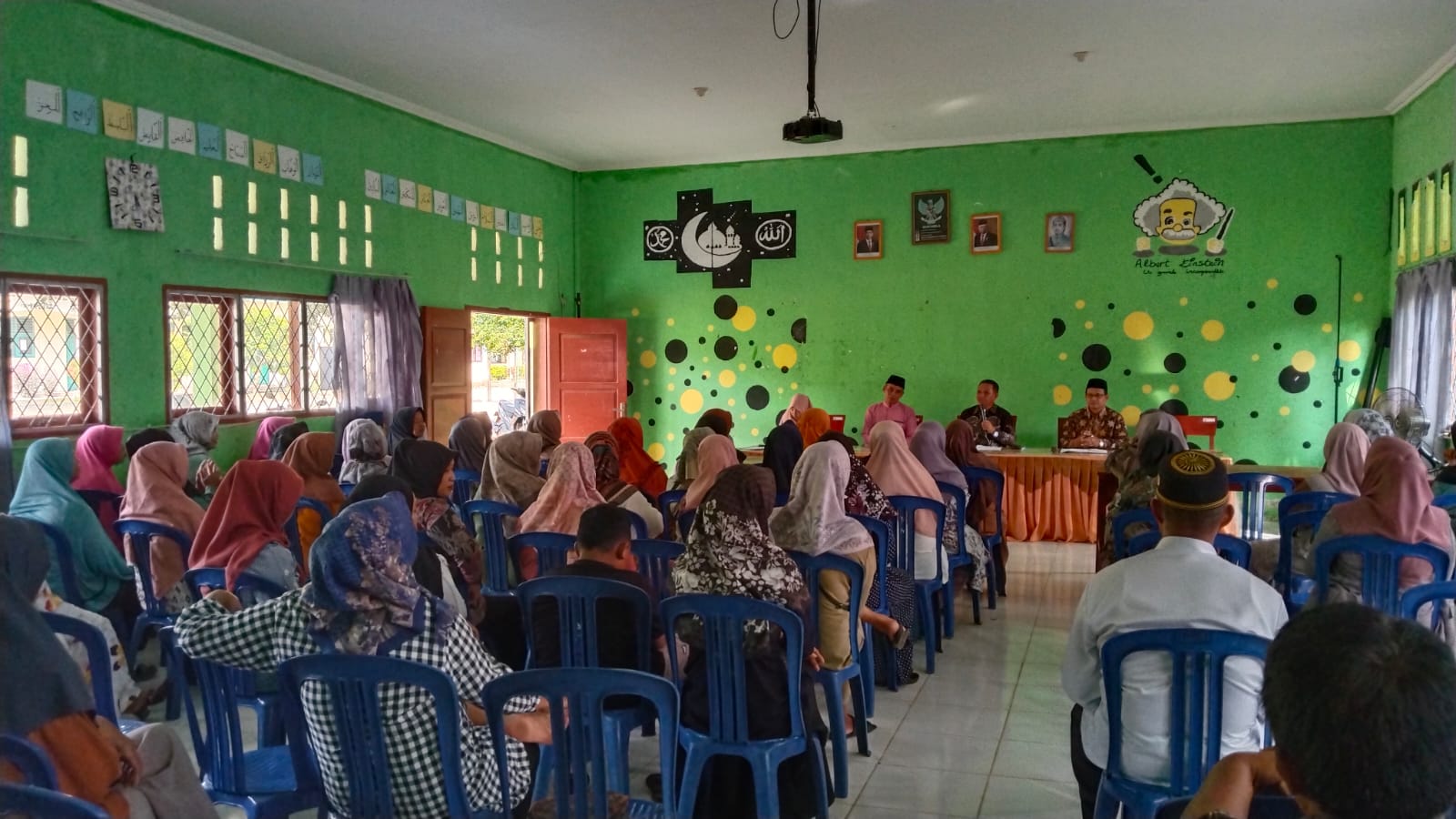 Ketua Komite MAN 1 Muaro Jambi Pimpin Rapat dengan Wali Murid Kelas X