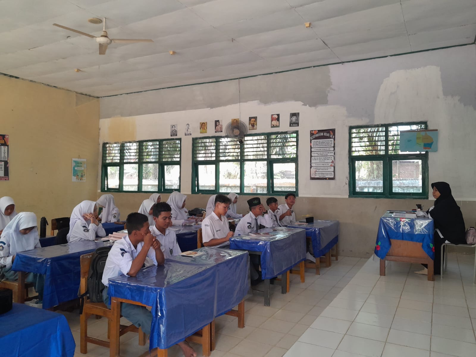 Arahan Wali Kelas : Lengkapi Perangkat Kelas 