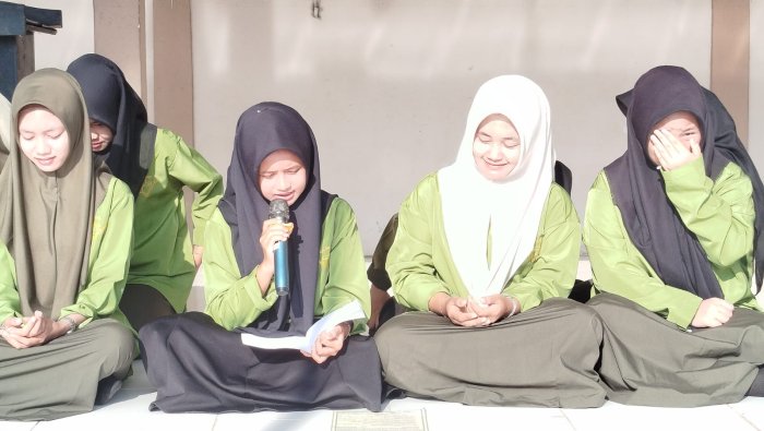 Muhadhoroh Jumat Berjalan Khidmat oleh Petugas XI D