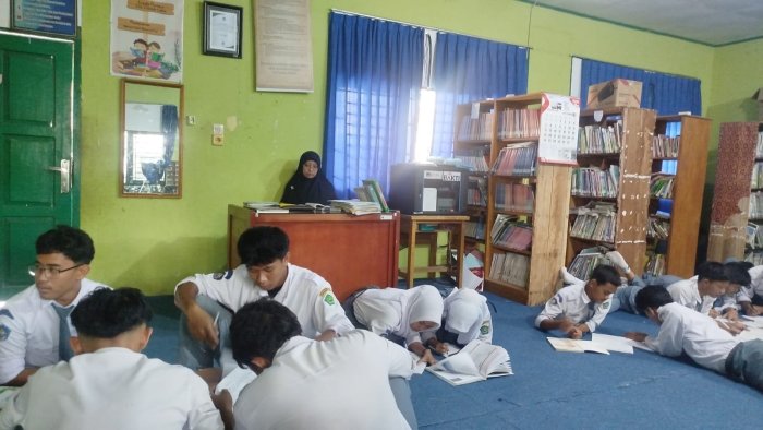 Afifah, S.E. Ajak Siswa XII E Belajar Aktif di Perpustakaan