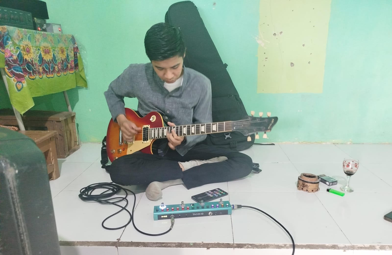 Guru Seni Budaya MAN 1 Muaro Jambi Ajarkan Bermain Gitar Akustik
