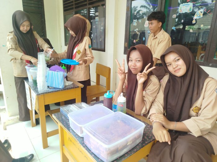 MAN 1 Muaro Jambi Meriahkan HUT Pramuka dengan Bazar Karya Siswa Kelas 12D MAN 1 Muaro Jambi Meriahkan HUT Pramuka dengan Bazar Karya Siswa Kelas 12D