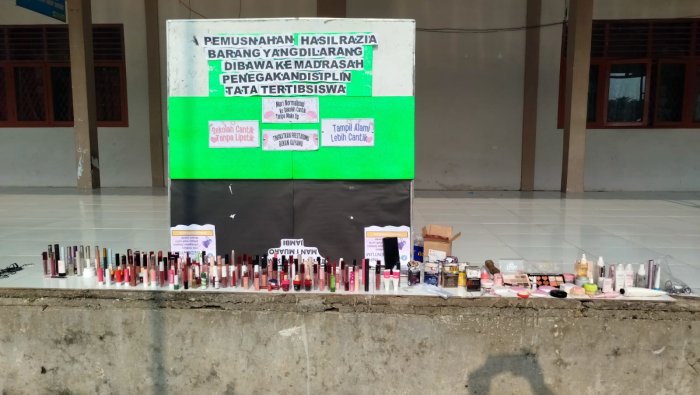 MAN 1 Muaro Jambi Musnahkan Barang Terlarang Hasil Razia MAN 1 Muaro Jambi Musnahkan Barang Terlarang Hasil Razia