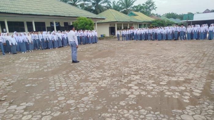 Pelaksanaan Upacara oleh Siswa XII B Berjalan Tertib dan Menginspirasi