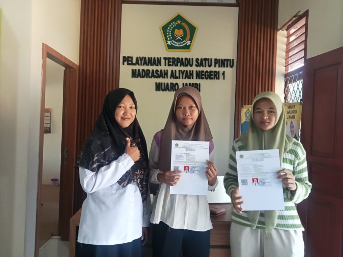 Pelayanan PTSP MAN 1 Muaro Jambi Dipuji Alumni Saat Pengambilan SKL