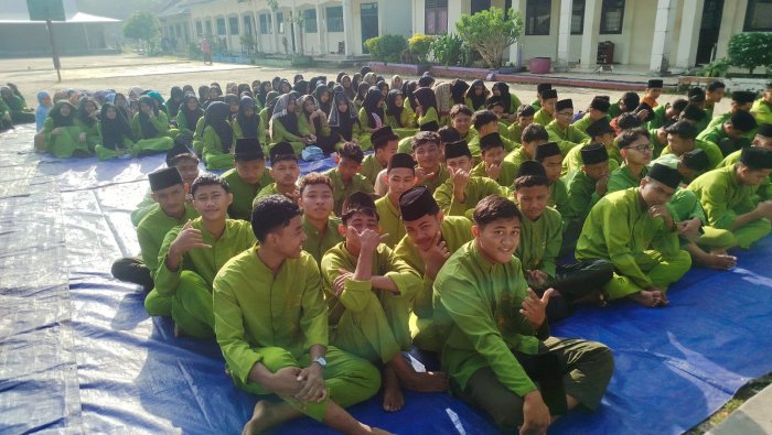 Siti Fatimah Ingatkan Siswa Jaga Disiplin dan Lingkungan Madrasah