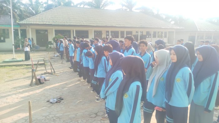 Gotong Royong Persiapan Pembagian Rapor Digelar di MAN 1 Muaro Jambi Gotong Royong Persiapan Pembagian Rapor Digelar di MAN 1 Muaro Jambi