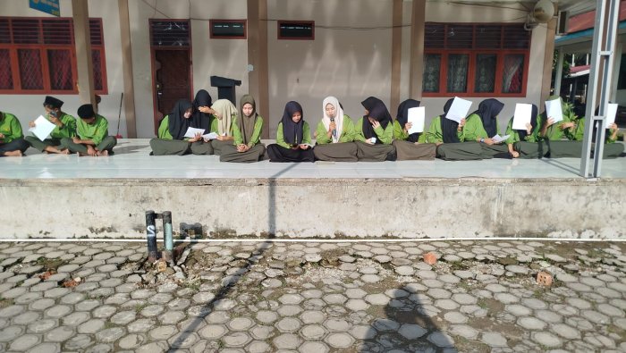 Kelas XI D Menjadi Petugas Muhadhoroh dengan Penuh Tanggung Jawab