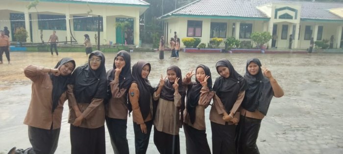 Hujan Warnai Latihan Pramuka di MAN 1 Muaro Jambi Hujan Warnai Latihan Pramuka di MAN 1 Muaro Jambi