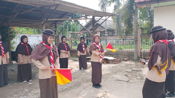 Latihan Pramuka Jumat Berjalan Tertib di MAN 1 Muaro Jambi