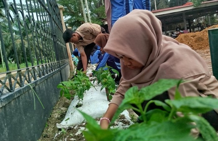 Guru Piket MAN 1 Muaro Jambi Ingatkan Siswa Pentingnya Menjaga Kebersihan