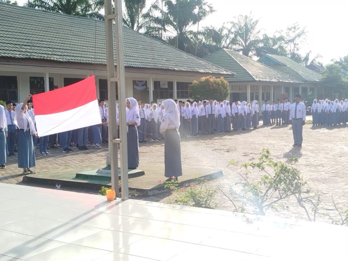 Petugas Upacara dari Kelas XI C, Padus XI D Siap Laksanakan Tugas di MAN 1 Muaro Jambi