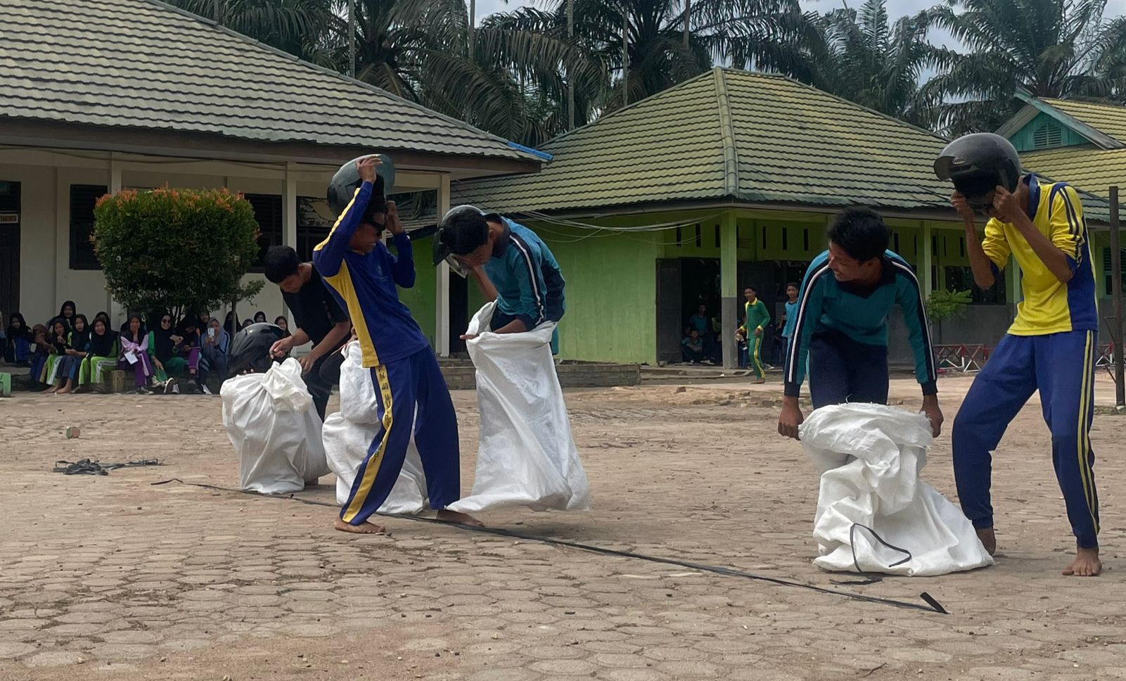 Semangat Para Siswa Kelas XIA Ikuti Perlombaan Agustusan