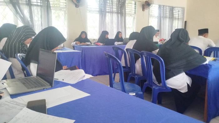 Kepala MAN 1 Muaro Jambi Pimpin Rapat Persiapan Penilaian Kinerja Tahun 2025